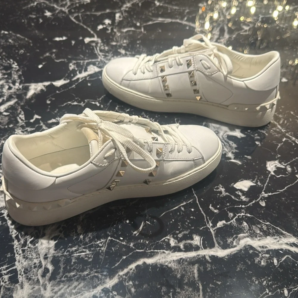 Valentino stud size 38
Worn 3 times. Like new- slight scuff on right toe. - Picture 4 of 4